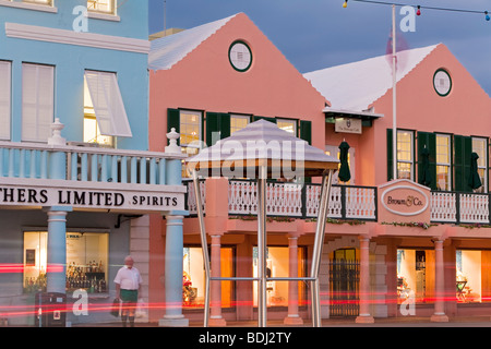 Bermuda, Oceano Atlantico, Hamilton, colorata architettura pastello lungo la strada anteriore e centrale di Hamilton Foto Stock