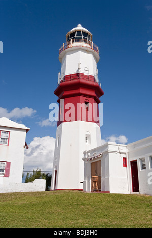 Bermuda, Oceano Atlantico, St George's Parish, St. David's faro, 1879 red striped lighthouse in piedi 55ft tall Foto Stock