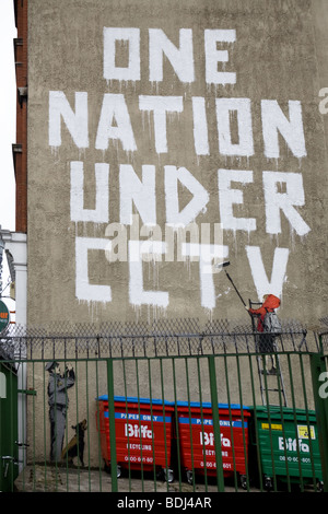 Banksy "una nazione sotto CCTV' Graffiti di persone - Londra 2008 Foto Stock