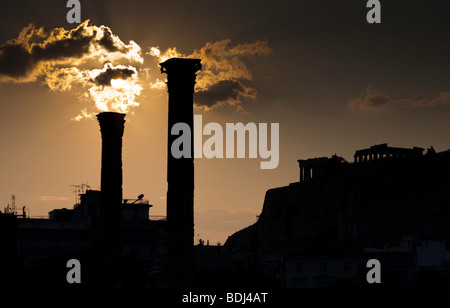 Una vista del Partenone dal Tempio di Zeus Olimpio ad Atene al tramonto Foto Stock