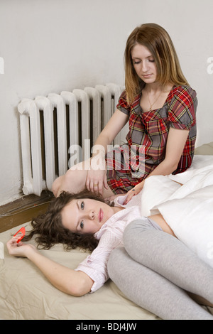 Console di donna amico. Amico indossando strani occhiali sdraiato sul divano Foto Stock
