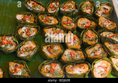 Nuovo HOR mok pesce torte per la vendita nel Lang Suan mercato a Bangkok in Tailandia Foto Stock