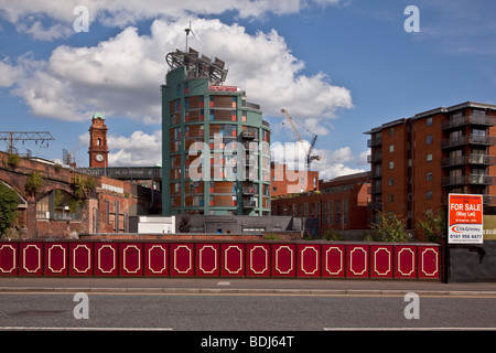 Il Green Building che mostra una turbina eolica e pannelli solari sul tetto, Manchester, Regno Unito Foto Stock