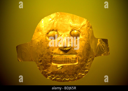 Oro maschera facciale, artefatto precolombiana, Museo de Oro, Museo dell'oro, Bogotà, Colombia Foto Stock