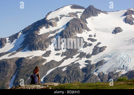 Con lo zaino in spalla su Harding Icefield Trail e il Parco nazionale di Kenai Fjords, Alaska. (Modello rilasciato) Foto Stock