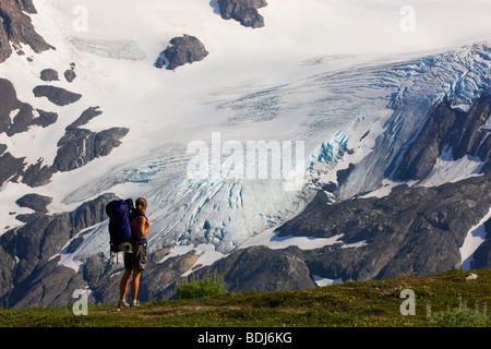 Con lo zaino in spalla su Harding Icefield Trail e il Parco nazionale di Kenai Fjords, Alaska. (Modello rilasciato) Foto Stock