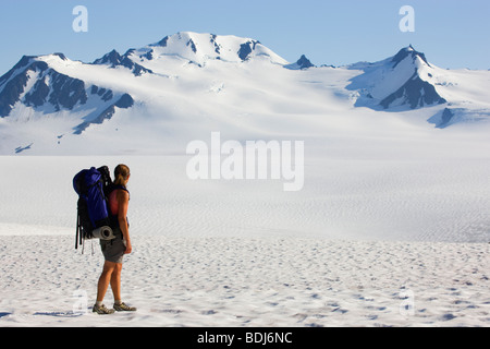 Con lo zaino in spalla su Harding Icefield Trail e il Parco nazionale di Kenai Fjords, Alaska. (Modello rilasciato) Foto Stock