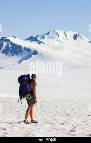 Con lo zaino in spalla su Harding Icefield Trail e il Parco nazionale di Kenai Fjords, Alaska. (Modello rilasciato) Foto Stock