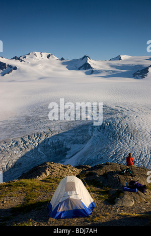 Con lo zaino in spalla su Harding Icefield Trail e il Parco nazionale di Kenai Fjords, Alaska. (Modello rilasciato) Foto Stock