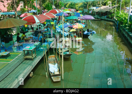 I fornitori e i loro prodotti in un mercato galleggiante di Bangkok in Thailandia Foto Stock