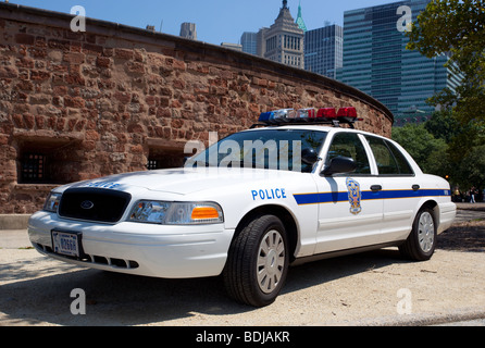 Vista frontale di tre quarti di una macchina della polizia parcheggiata a Manhattan, New York City, USA. Foto Stock