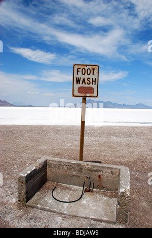 Piede segno di lavaggio e il tubo dell'acqua a Bonneville Saline, Utah, Stati Uniti d'America Foto Stock