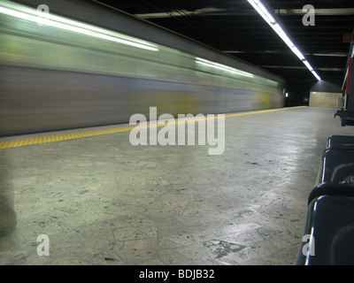 Metropolitana Stazione ferroviaria a roma italia Foto Stock