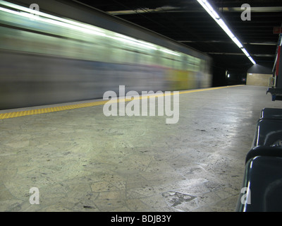 Metropolitana Stazione ferroviaria a roma italia Foto Stock