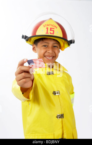 Ragazzo vestito da pompiere Foto Stock