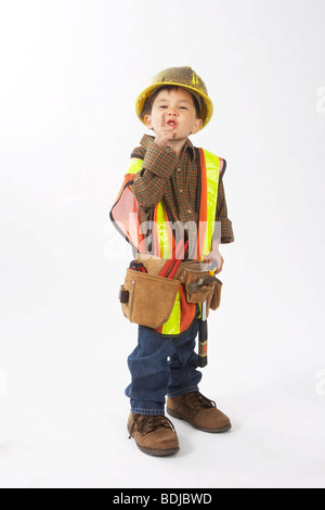 Little Boy vestito come operaio edile Foto Stock