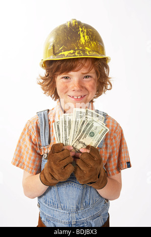 Little Boy vestito come operaio edile cassa di contenimento Foto Stock