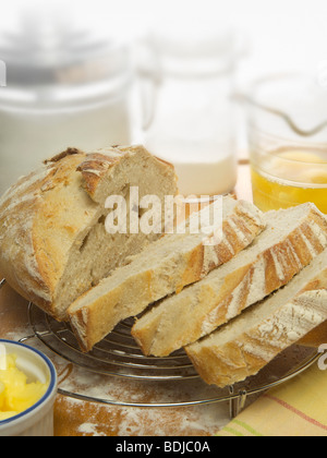 Pane bianco sul raffreddamento per rack con cottura Ingredienti Foto Stock