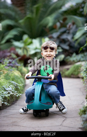 Ragazzo sul giocattolo di equitazione Foto Stock