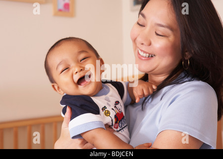Madre Holdng Baby Boy Foto Stock
