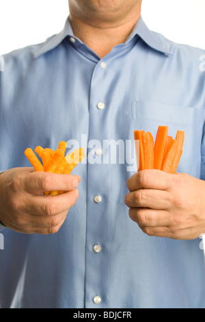 Uomo Cheesies tiene in una mano e i bastoncini di carote in altri Foto Stock
