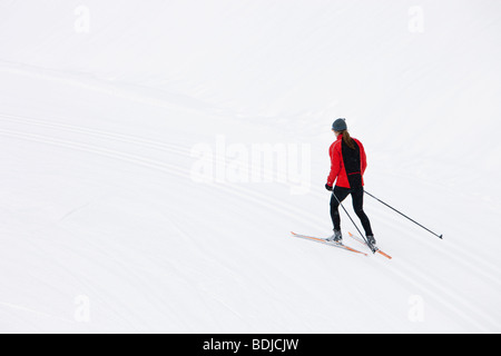 Backview di donna Sci di fondo, Whistler, British Columbia, Canada Foto Stock