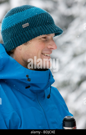 Close-up dell'uomo all'aperto in inverno, Whistler, British Columbia, Canada Foto Stock