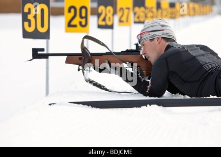 Close-up del maschio atleta di biathlon, tiro al bersaglio, Whistler, British Columbia, Canada Foto Stock