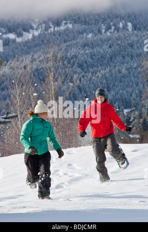 Paio di fare escursioni con le racchette da neve, Whistler, British Columbian, Canada Foto Stock