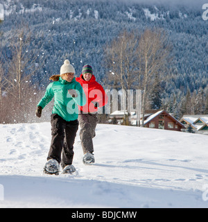 Paio di fare escursioni con le racchette da neve, Whistler, British Columbia, Canada Foto Stock