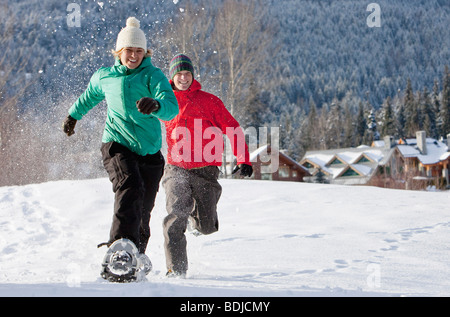 Close-up del giovane con le racchette da neve, Whistler, British Columbia, Canada Foto Stock