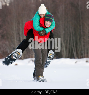 Paio di fare escursioni con le racchette da neve, Whistler, British Columbia, Canada Foto Stock