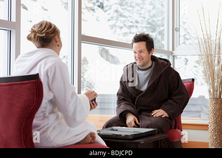 Matura in accappatoi di giocare a Backgammon Foto Stock