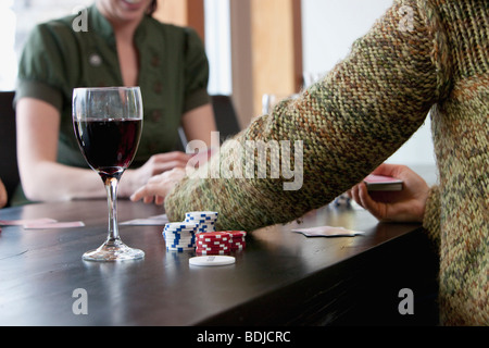 Gli amici a giocare a Poker Foto Stock