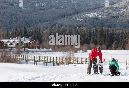 Giovane con le racchette da neve in Whistler, British Columbia, Canada Foto Stock