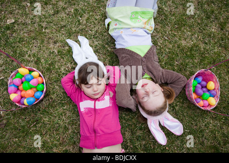 Le ragazze che giace accanto a cesti pasquali Foto Stock