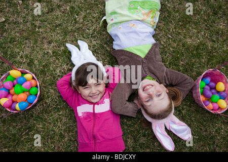 Le ragazze che giace accanto a cesti pasquali Foto Stock