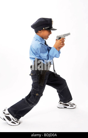 Ragazzo vestito come funzionario di polizia Foto Stock