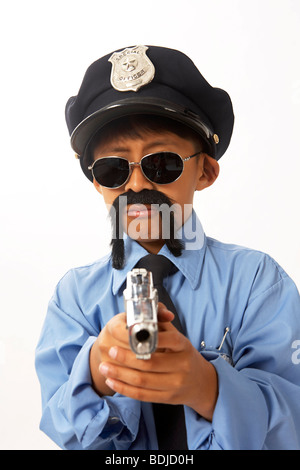 Ragazzo vestito come funzionario di polizia Foto Stock