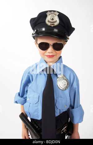 Ragazza vestita come funzionario di polizia Foto Stock