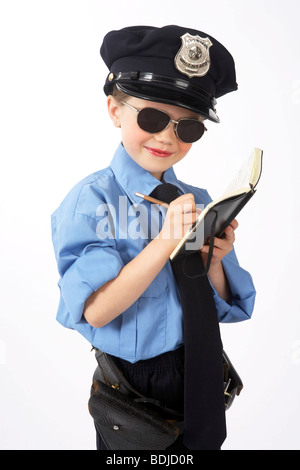 Ragazza vestita come funzionario di polizia Foto Stock