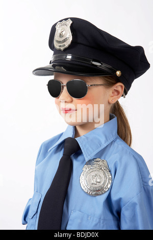 Ragazza vestita come funzionario di polizia Foto Stock