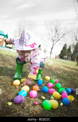 Ragazza di uovo di Pasqua Caccia Foto Stock