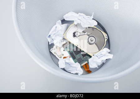 Un mucchio di componenti del computer usati in un cestino Foto stock - Alamy