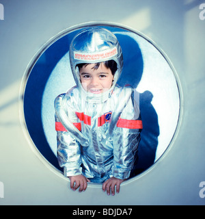 Ragazzo vestito da astronauta Foto Stock