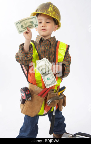 Ragazzo vestito come operaio edile azienda denaro Foto Stock