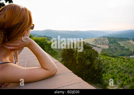 Donna che guarda fuori, Radda in Chianti, in provincia di Siena, Toscana, Italia Foto Stock