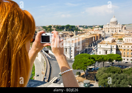 Donna prendendo fotografia della Città del Vaticano, Roma, Lazio, Italia Foto Stock