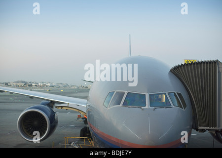 Boeing 777 e ponte di imbarco, l'Aeroporto Internazionale di San Francisco, California, Stati Uniti d'America Foto Stock