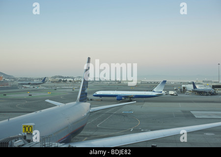 Vista dal San Francisco International Airport Lounge di partenza, CALIFORNIA, STATI UNITI D'AMERICA Foto Stock